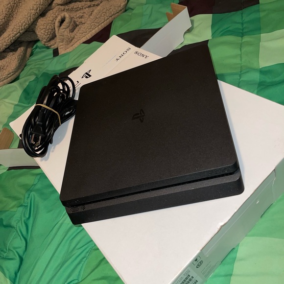 PlayStation 4 - Picture 4 of 7